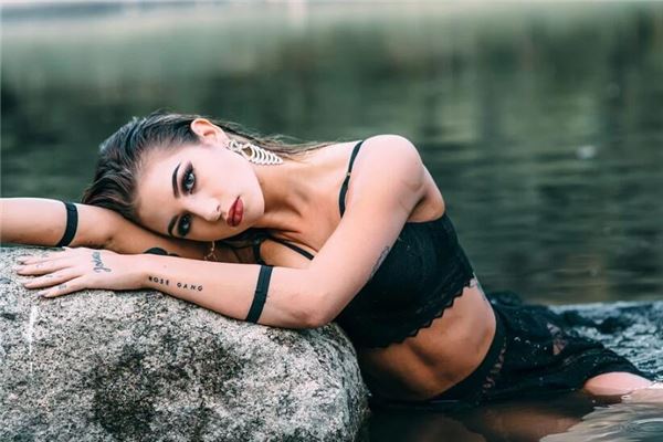 坐姿看爱情运势