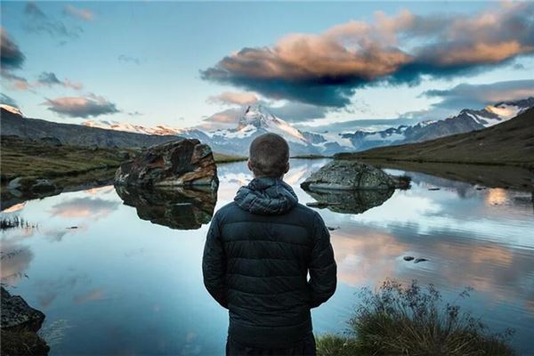 男生坐姿看性格