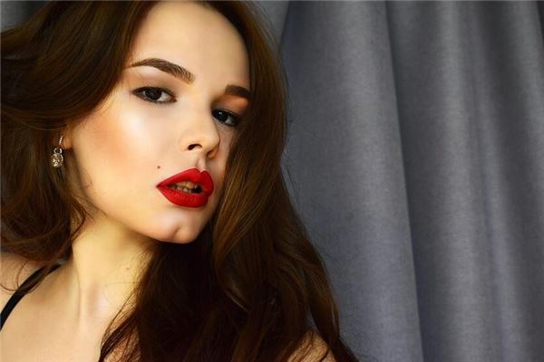 女人巨富痣真会富吗