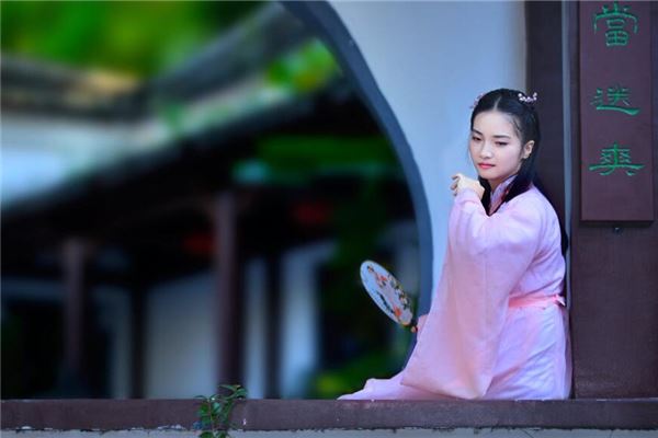 右边额头上有痣好不好女性极好命的痣