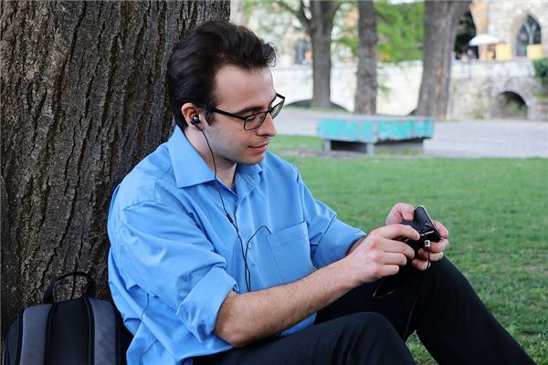 男人耳朵长痣一生财运如何