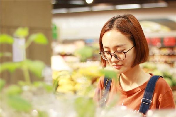 颧骨长痣中年可身居高位吗