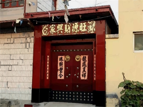 农村大门冲墙角怎么破解